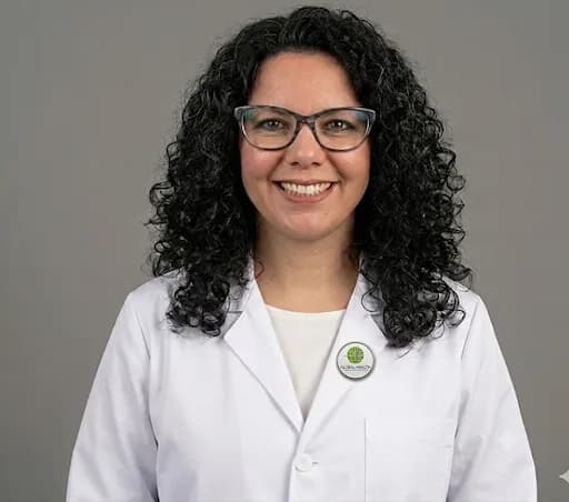 Dra. Eszter Szilágyi, Médica Especialista — Cirugía Cardiovascular